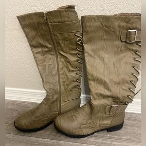 Gently used, combat style olive green zip up boots.
7.5